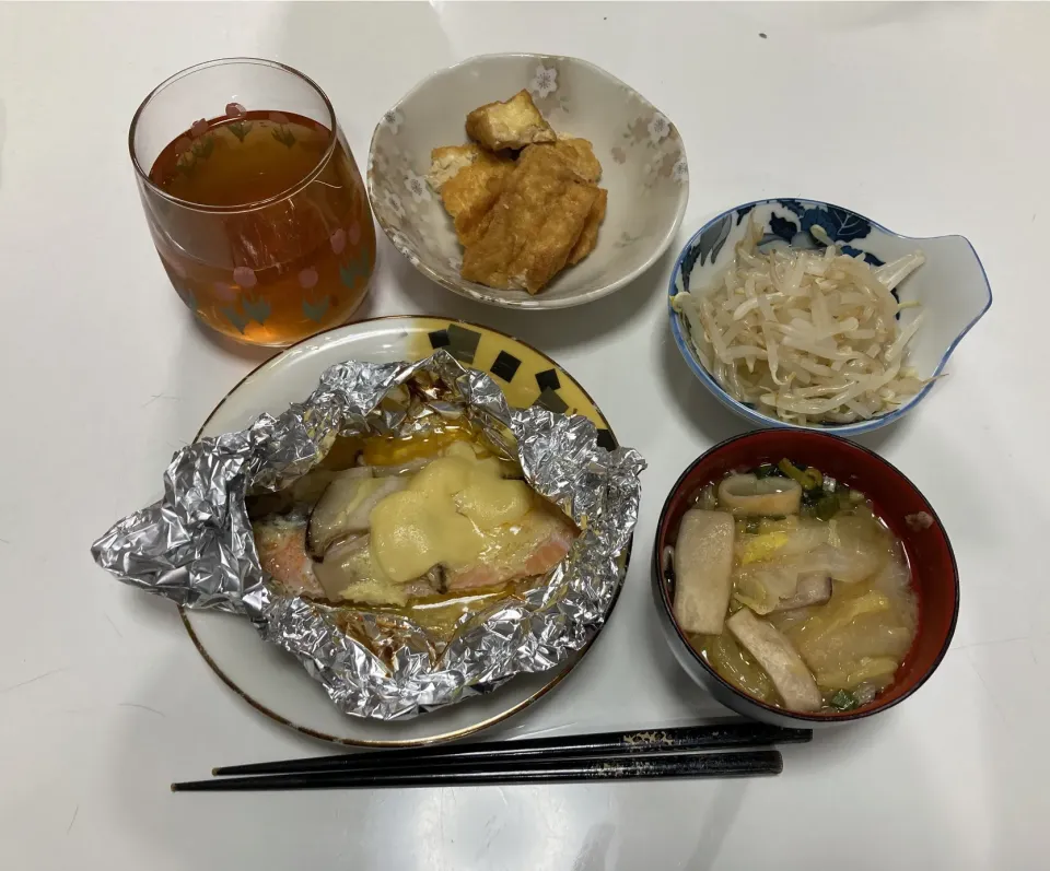 Snapdishの料理写真:晩御飯☆厚揚げの炊いたん☆もやしの酢の物☆鮭のホイル焼き☆みそ汁（白菜・エリンギ・ワカメミックス）|Saharaさん