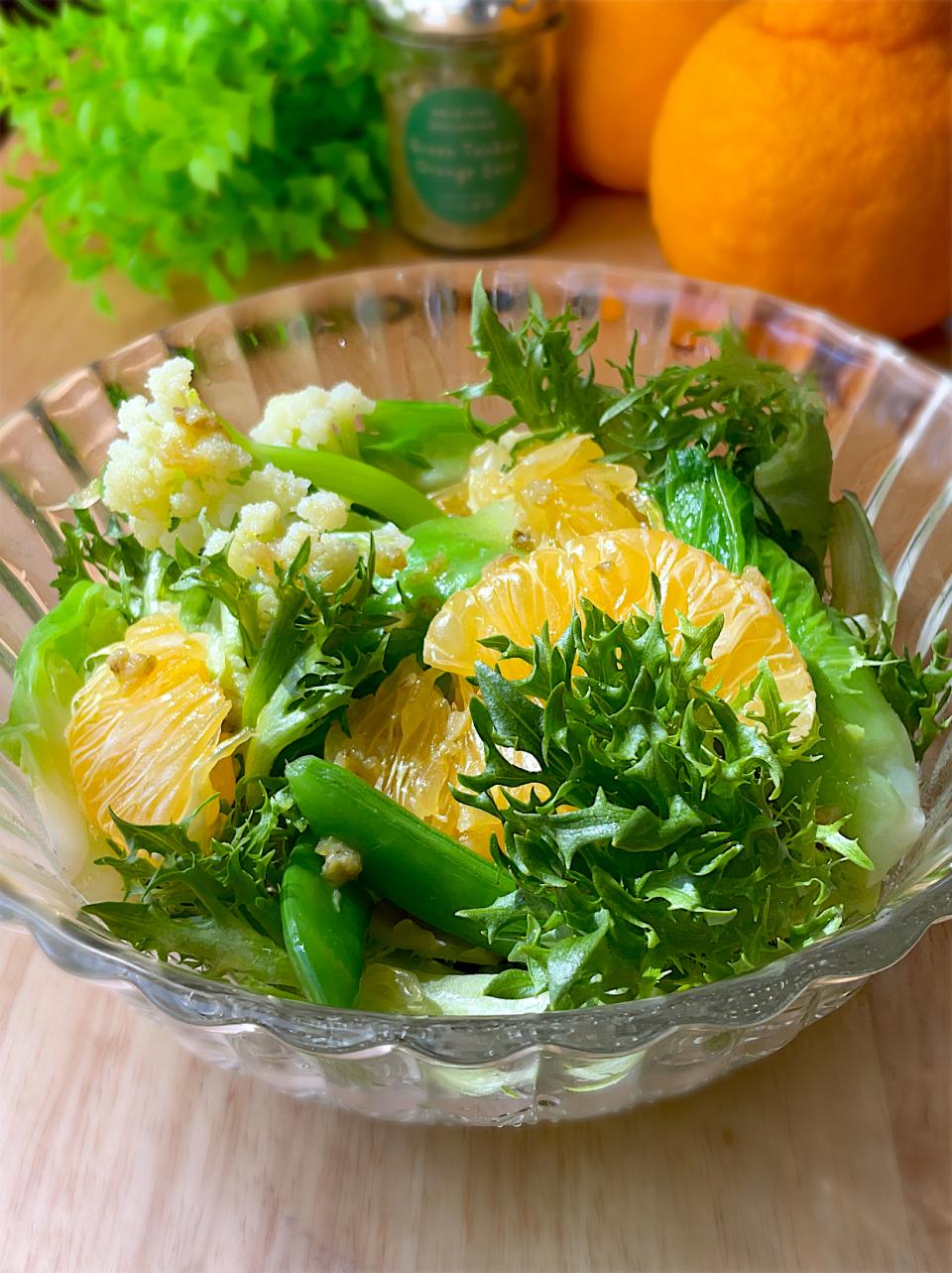 春野菜サラダ🥗(フリルレタス、祝蕾、三宝柑、スナップエンドウ、カリフローレ、青切り塩たんかん＋オリーブオイル)