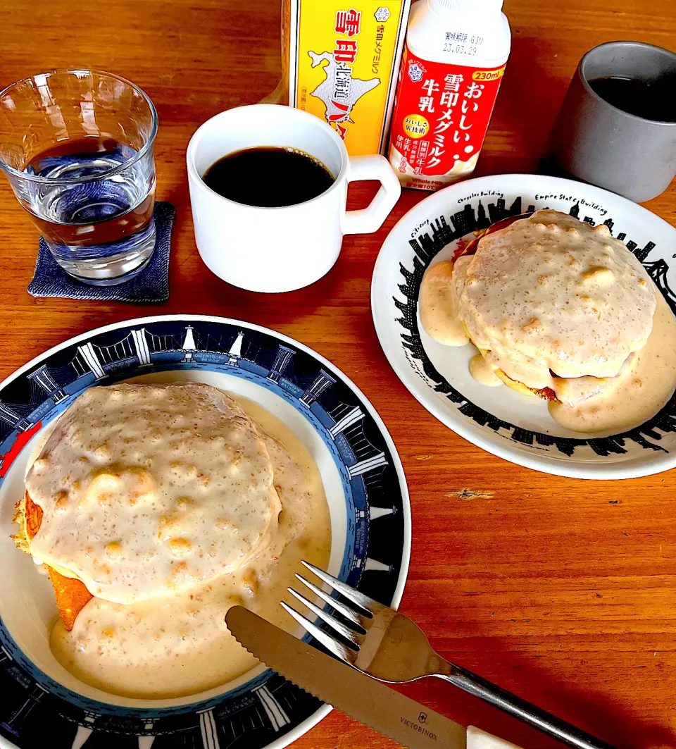 マカダミアソースのパンケーキで朝食🍴|まどさん