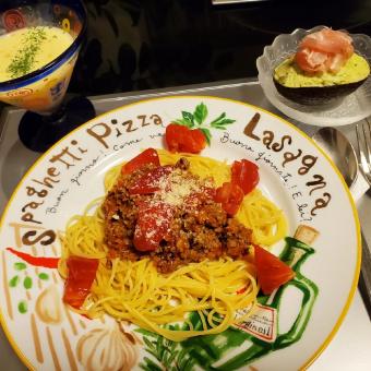 昨夜の夕食で、ボロネーゼ&アボカドディップ&冷製コーンスープです。