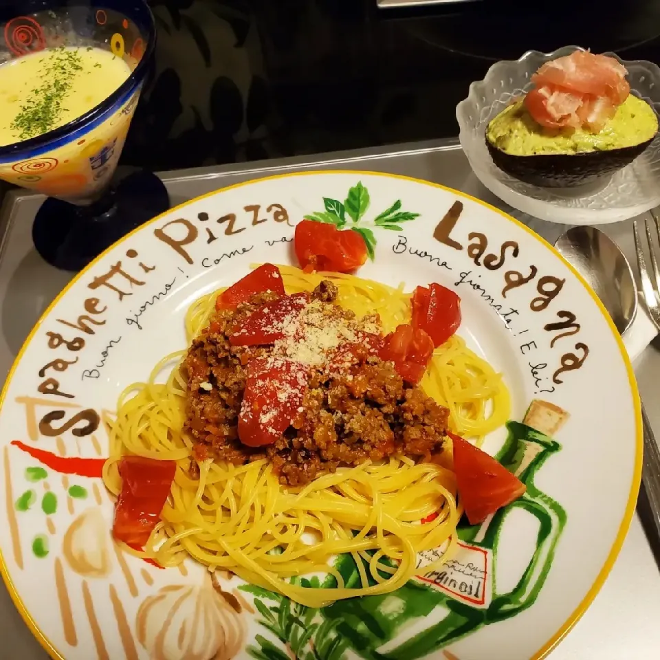 昨夜の夕食で、ボロネーゼ&アボカドディップ&冷製コーンスープです。|motohiroさん