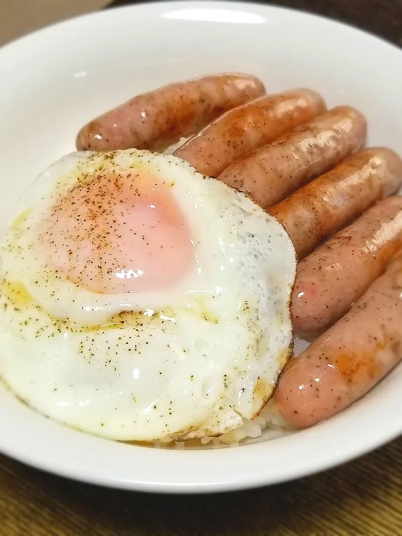 パパ作👨ウインナーエッグ丼|ぱんだのままんさん