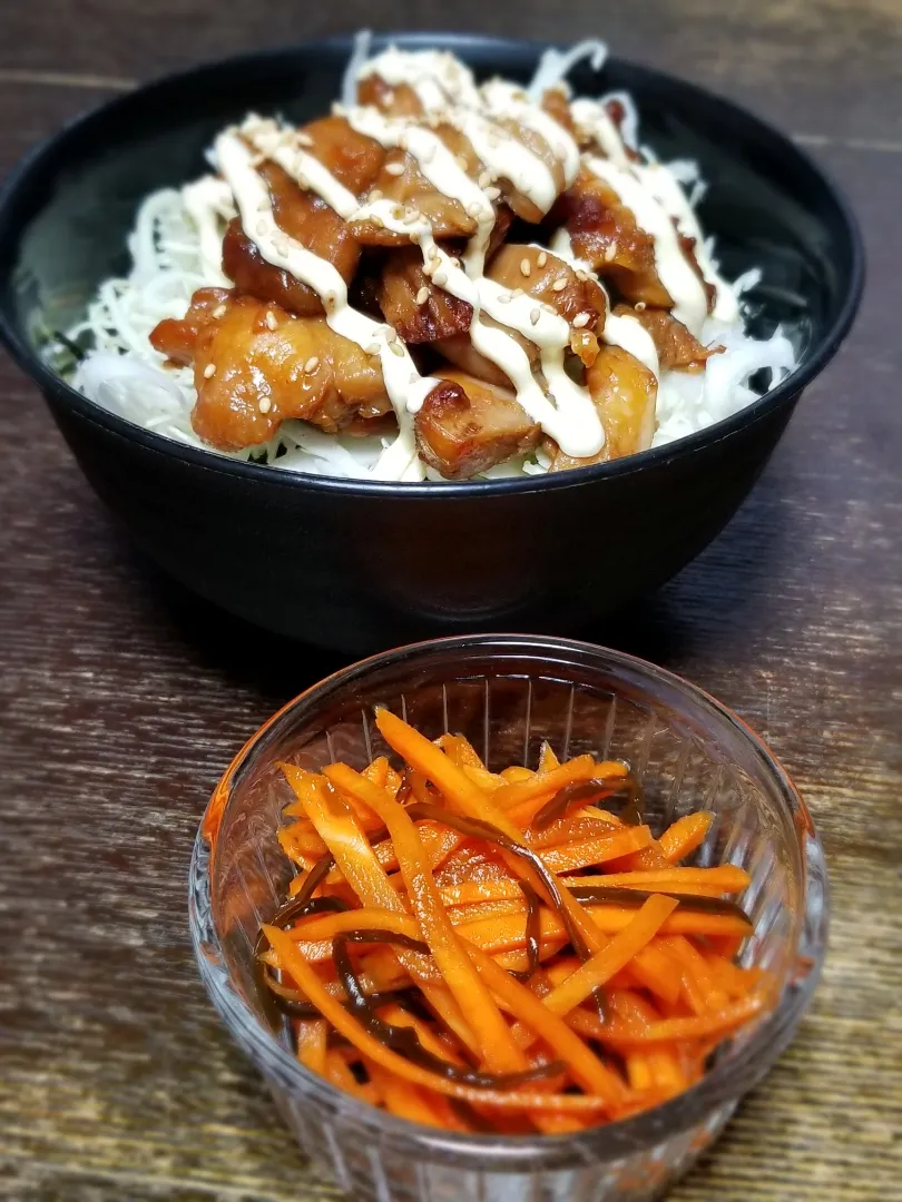 照焼きチキン丼と人参の塩昆布和え|ぱんだのままんさん