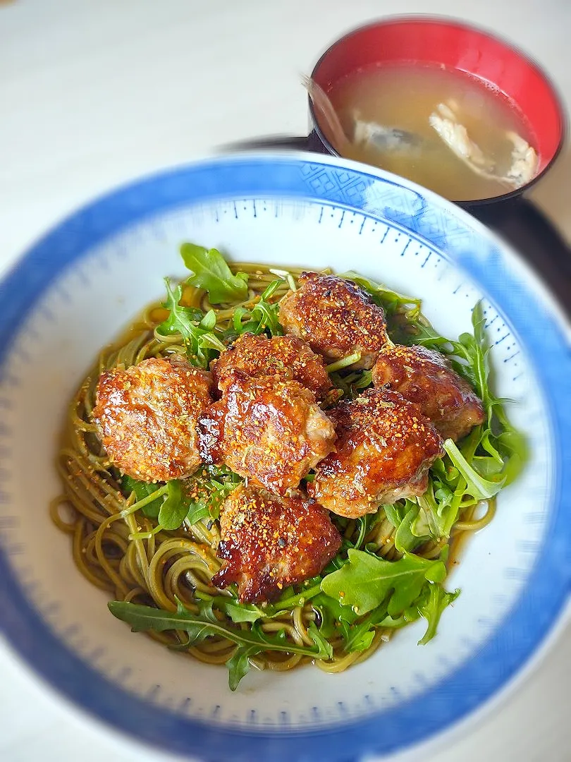 Snapdishの料理写真:鶏つくね乗せ茶蕎麦とウミタナゴのアラ汁|samiさん