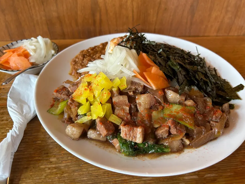 ピリ辛ルーローハンと極辛キーマクラシックのりだくのあいがけ🇹🇼🍛🔥味玉トッピング🥚ピクルスマシマシ🥒|buhizouさん