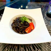 休日のおうちごはん🍽
市販のソース混ぜるだけのイカスミパスタ✨