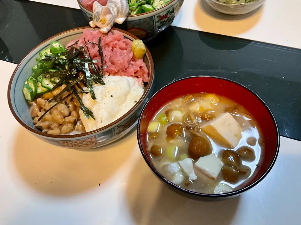 中落ち、オクラ、納豆、大和芋のネバネバ丼とナメコと豆腐のお味噌汁で晩御飯|Takeshi  Nagakiさん