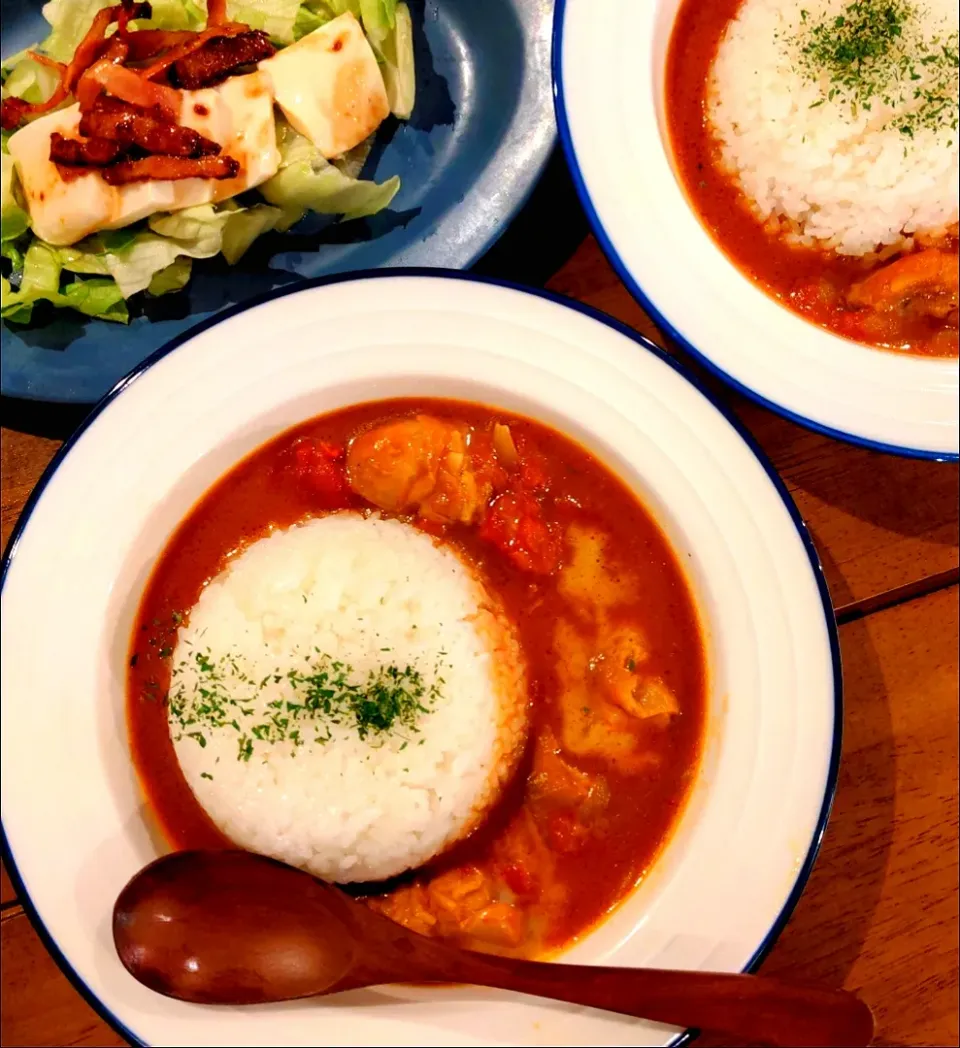 晩ごはん✨
バターチキンカレー💕
ベーコン豆腐サラダ💕|さらママさん