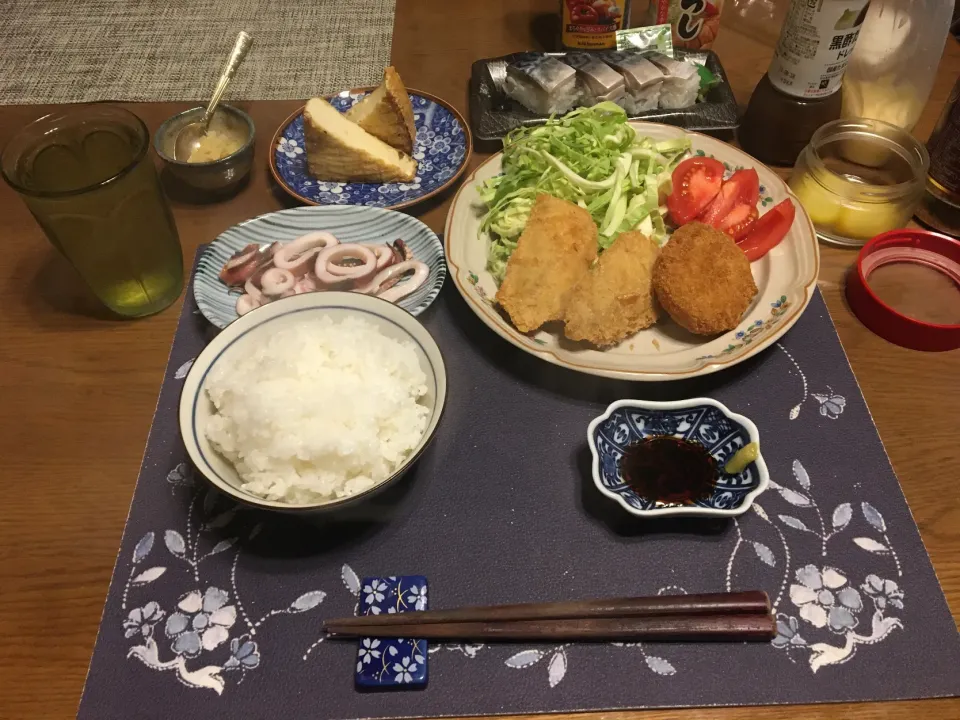 Snapdishの料理写真:アジフライとコロッケと絹厚揚げの網焼きと釜茹でイカの刺身(夕飯)|enarinさん