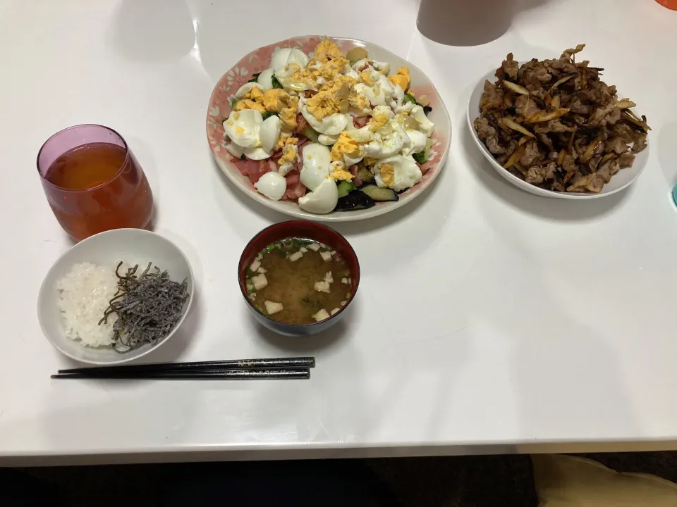 あるもんで適当晩御飯。☆サラダ（卵・ブロッコリー・揚げなす・ベーコン）☆きんぴら炒め（豚こま・ごぼう）☆みそ汁（インスタント）|Saharaさん