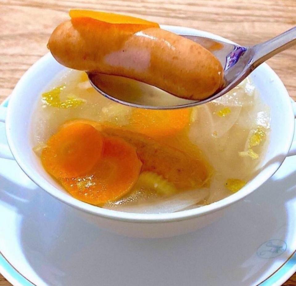 野菜とソーセージのスープで朝ごはん