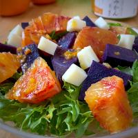 ブラッドオレンジと紫芋とフリルレタスとゴーダチーズの塩みかんサラダ🥗