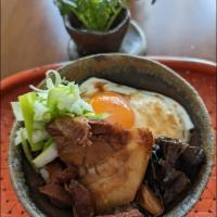 チャーシュー目玉焼き丼　朝食