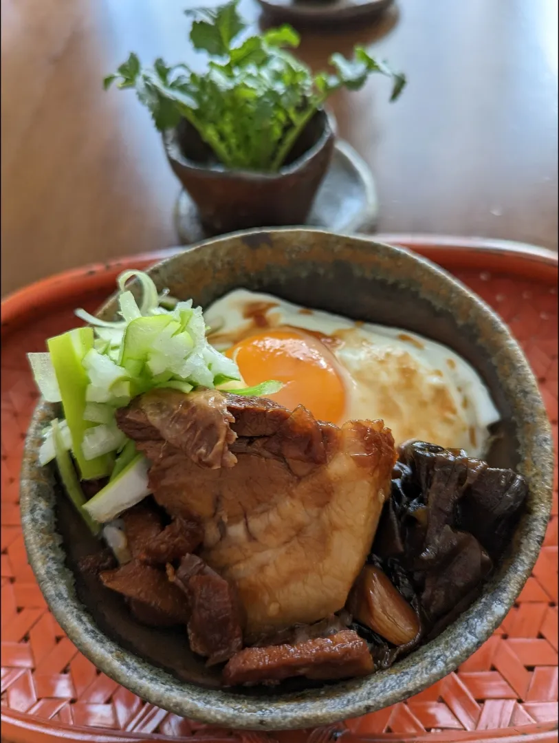 チャーシュー目玉焼き丼　朝食|miyuki🌱さん