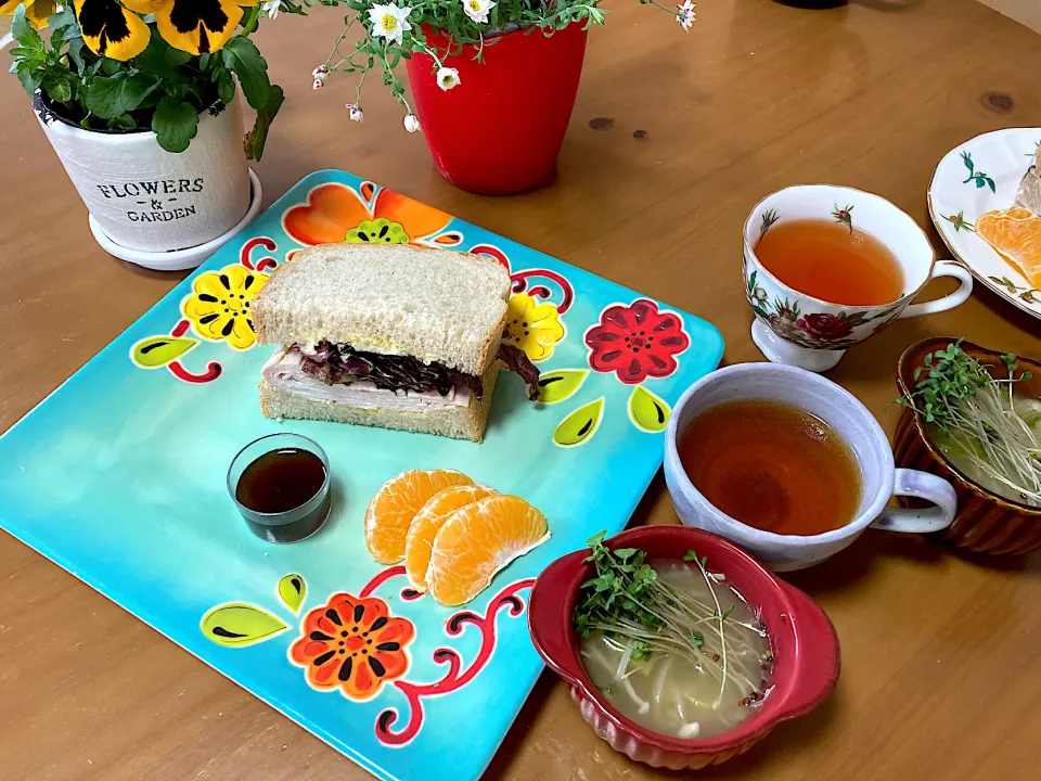 Snapdishの料理写真:甘酒ライ麦食パン🍞でハムサンド、ポンカン、オニオンえのきコンソメスープ、アッサムティー、野草酵素|さくたえさん