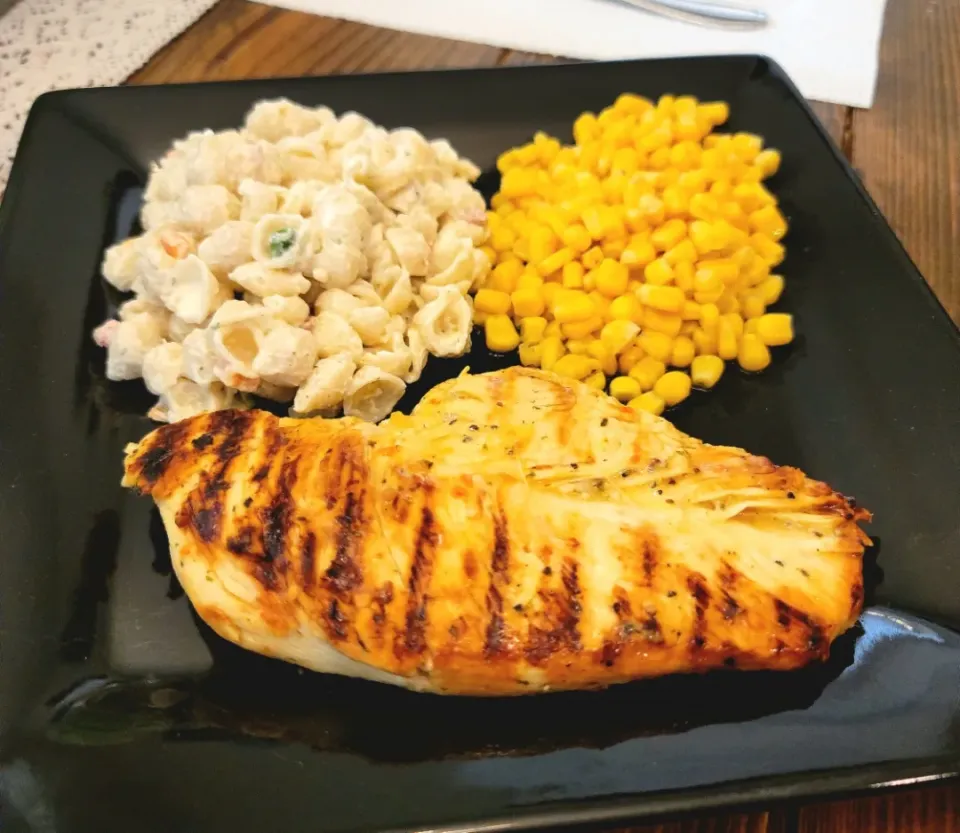 Grilled garlic herb lemon chicken breast with pasta salad and corn|Travis Stoneさん