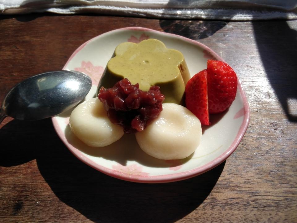 抹茶プリン白玉苺添え