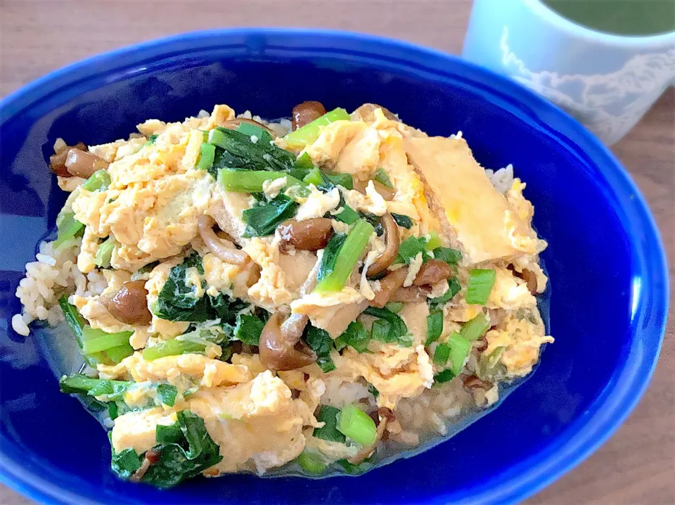 小松菜と薄揚げとなめこの玉子とじ丼🥬🍲|gunlove❤さん