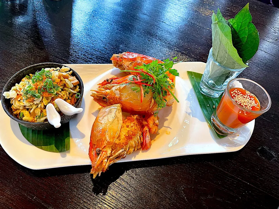 GOONG LUANG KUA KA0 MAO MHEE (Grilled River Prawns With Puffed Rice And Crispy Garlic)|270w178bさん