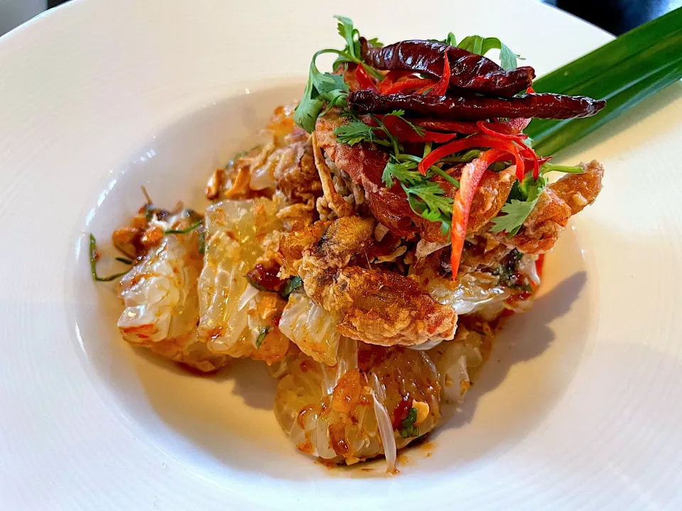 Yum Som-O Pou Nim (Pomelo and crispy soft shell crab salad)|270w178bさん