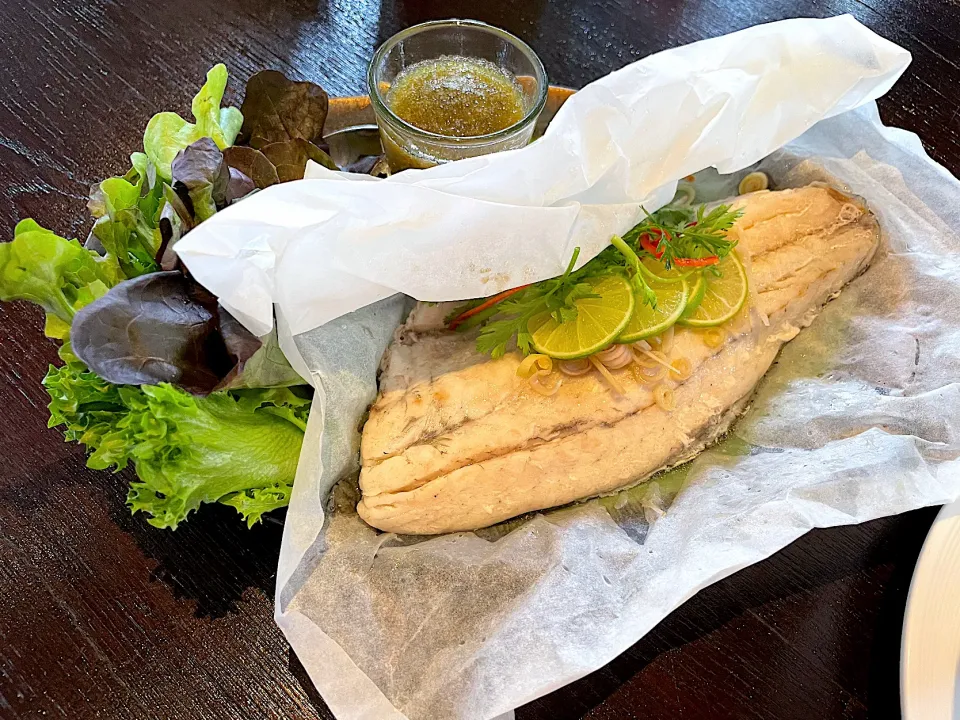 Pla Nueng Ma Nao (Steamed fish in parchment paper served with chili & lime sauce)|270w178bさん