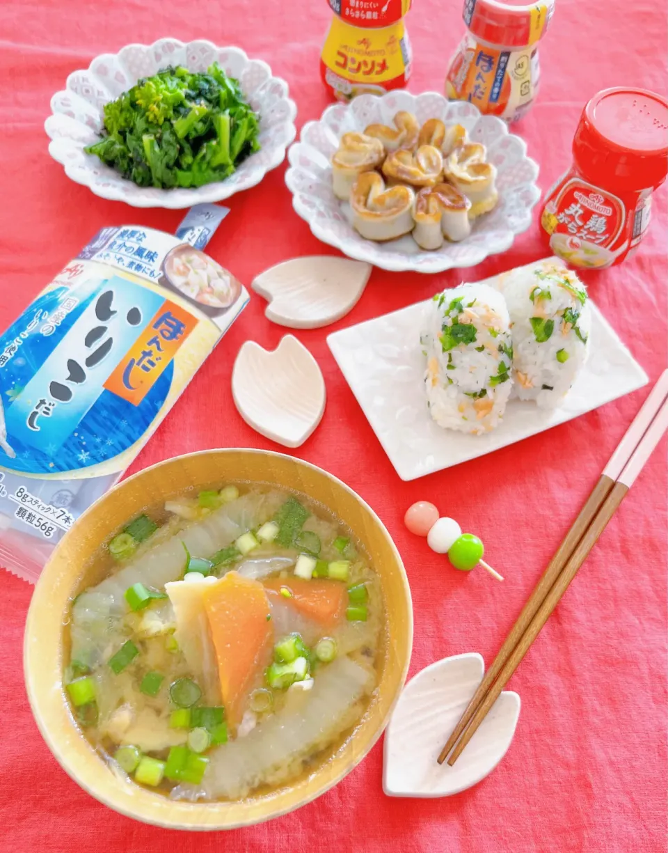 Snapdishの料理写真:菜の花とわかめと鮭のおむすび＆残り野菜のお味噌汁|＊Aloha＊さん