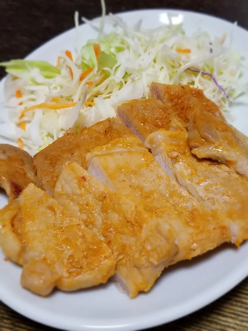 Snapdishの料理写真:パパ焼き👨豚ロースの味噌漬け|ぱんだのままんさん