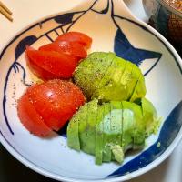 アボカド🥑とトマト🍅のサラダ🥗　　　　　　　ブラックペッパーはバット形のミルで挽きました。