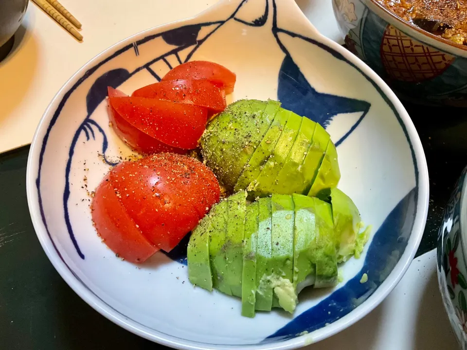 アボカド🥑とトマト🍅のサラダ🥗　　　　　　　ブラックペッパーはバット形のミルで挽きました。|Takeshi  Nagakiさん