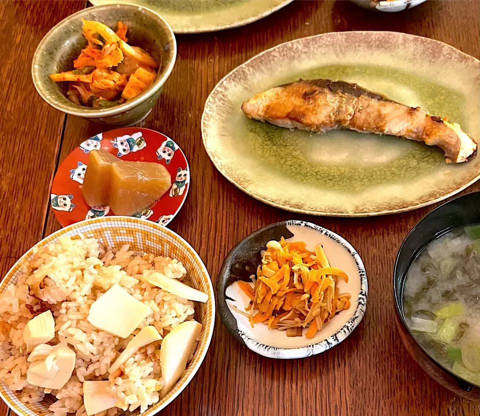 Snapdishの料理写真:晩ごはん♯たけのこごはん♯鰆の西京漬焼き♯炊き込みご飯|小松菜さん