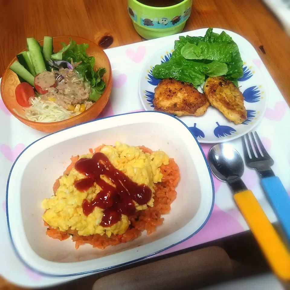 ある日の幼児ご飯！
よく焼きスクランブルエッグのオムライス
鶏むね肉のチーズピカタ
野菜サラダです
おかげさまで完食🥳|なおさん