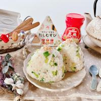 ごま油香る万能ねぎの中華だしむすび🍙
〜 𝘢𝘭𝘭-𝘱𝘶𝘳𝘱𝘰𝘴𝘦 𝘨𝘳𝘦𝘦𝘯 𝘰𝘯𝘪𝘰𝘯 × 𝘴𝘦𝘴𝘢𝘮𝘦 𝘰𝘪𝘭 〜
【味の素(株)『丸鶏がらスープ™️』使用】