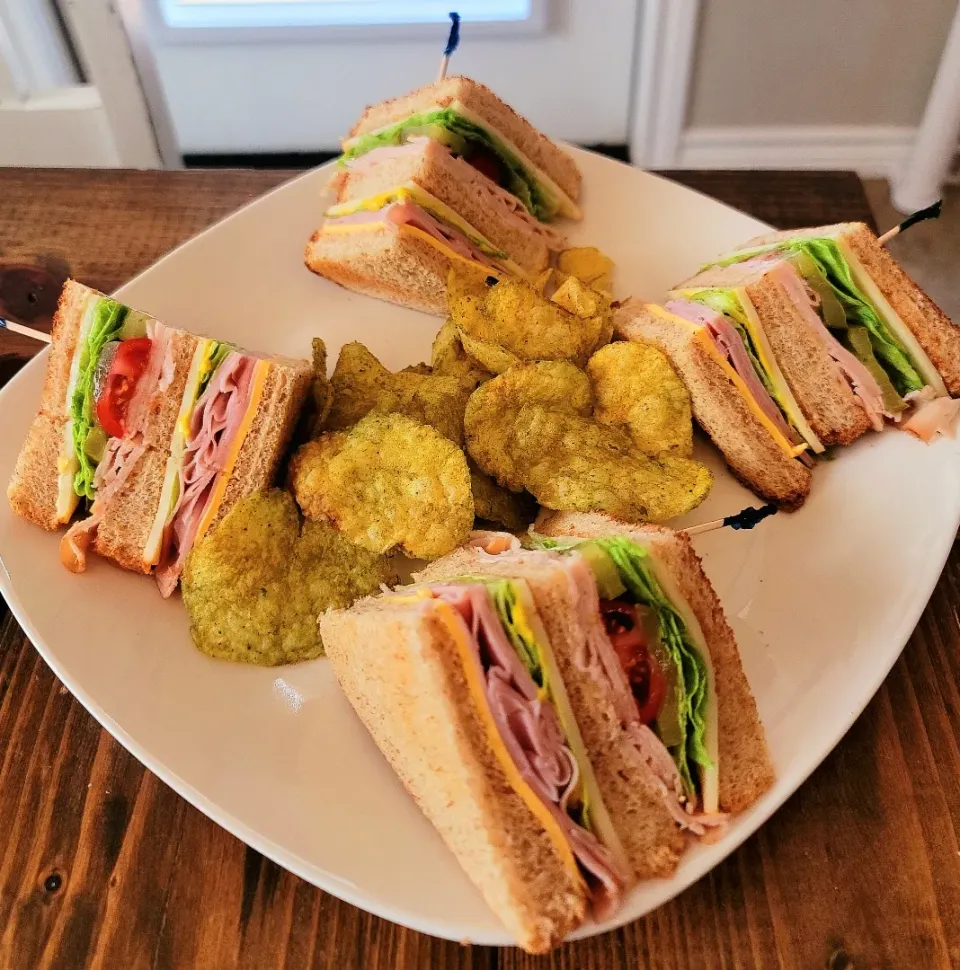 Club sandwiches with jalapeno chips|Travis Stoneさん