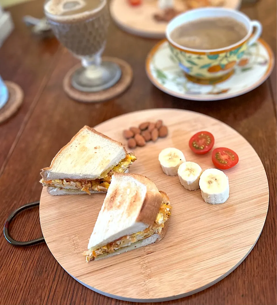 Snapdishの料理写真:朝ごはん♯オムレツサンド♯サンドイッチ♯食パン|小松菜さん