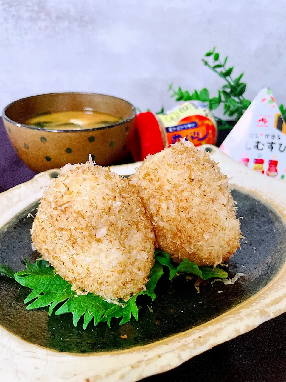 おかかと胡麻にまみれただしむすび|オーロラさん