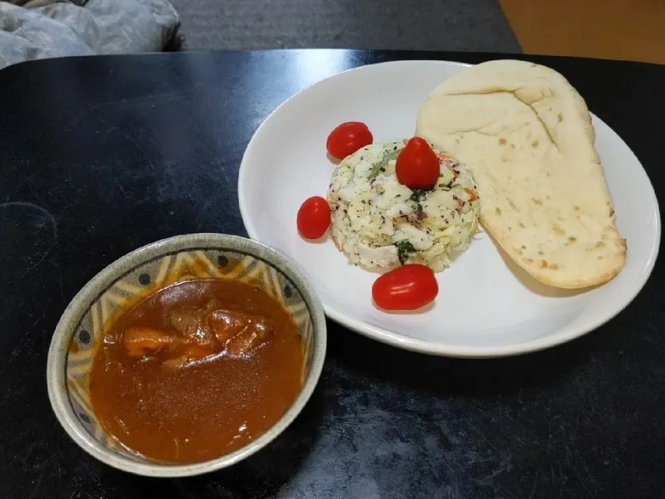 夜勤明け春菊ポテトサラダ梅風味（梅肉入りゆかり）・SB本挽きカレー・セブンのナン|Tarou  Masayukiさん