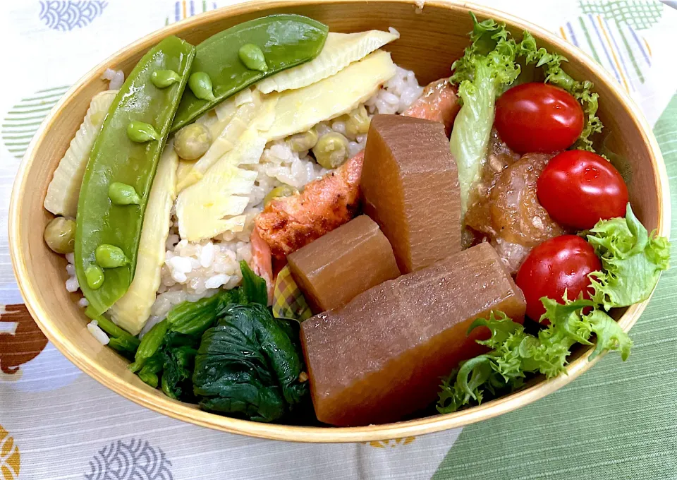 焼鮭、ハンバーグ、大根煮とタケノコご飯🍱|なお🅿️さん