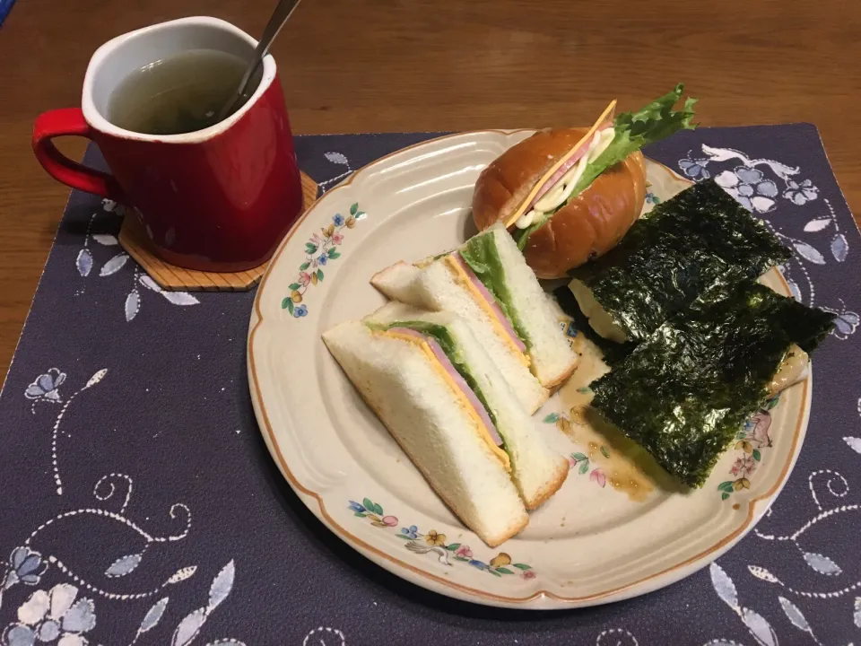 Snapdishの料理写真:サンドイッチとロールパンサンドイッチと磯辺餅(昼飯)|enarinさん