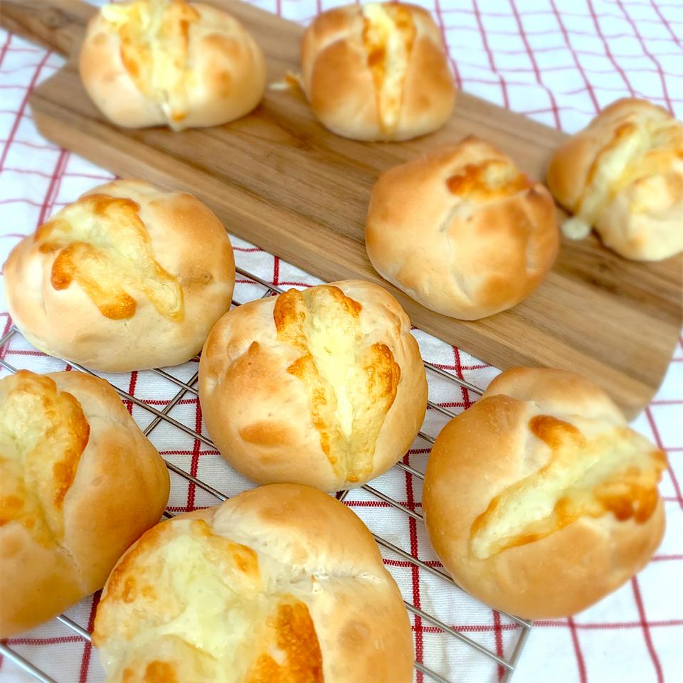 ゴロゴロチーズ入りパン
