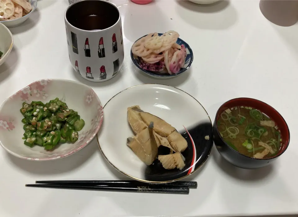 作り置きで晩御飯☆オクラのおかか和え☆アブラカレイの煮付け☆ゆかりれんこん☆みそ汁（インスタント）|Saharaさん