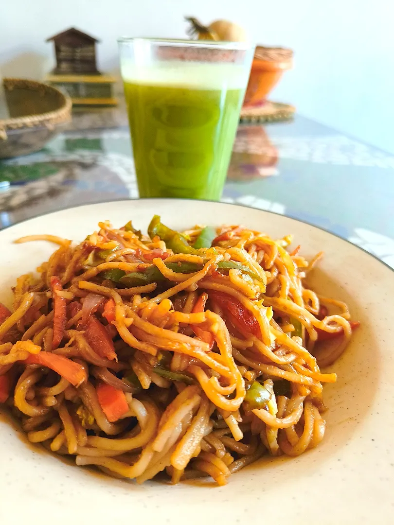 Stor fry noodles & cucumber mint juice|Nisha Shahさん