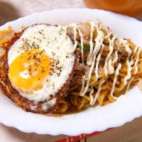 焼きそばに目玉焼き乗せたよ✨🍀