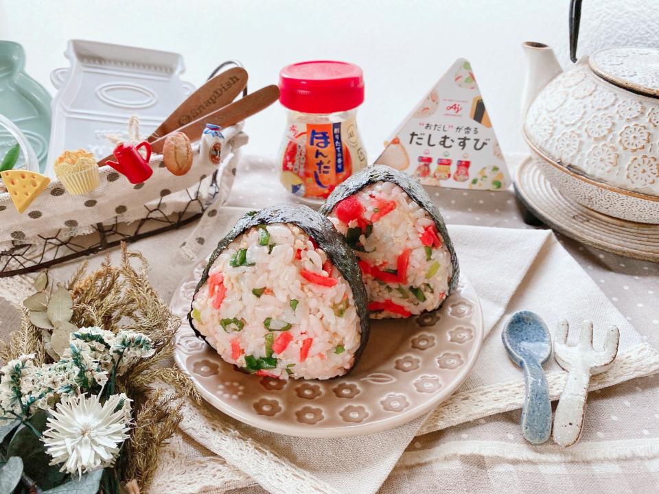 鶏そぼろの三色だしむすび🍙
〜 𝘤𝘩𝘪𝘤𝘬𝘦𝘯 𝘴𝘰𝘣𝘰𝘳𝘰 × 𝘳𝘦𝘥 𝘨𝘪𝘯𝘨𝘦𝘳 × 𝘢𝘭𝘭-𝘱𝘶𝘳𝘱𝘰𝘴𝘦 𝘨𝘳𝘦𝘦𝘯 𝘰𝘯𝘪𝘰𝘯 〜
【味の素(株)『ほんだし®︎』使用】