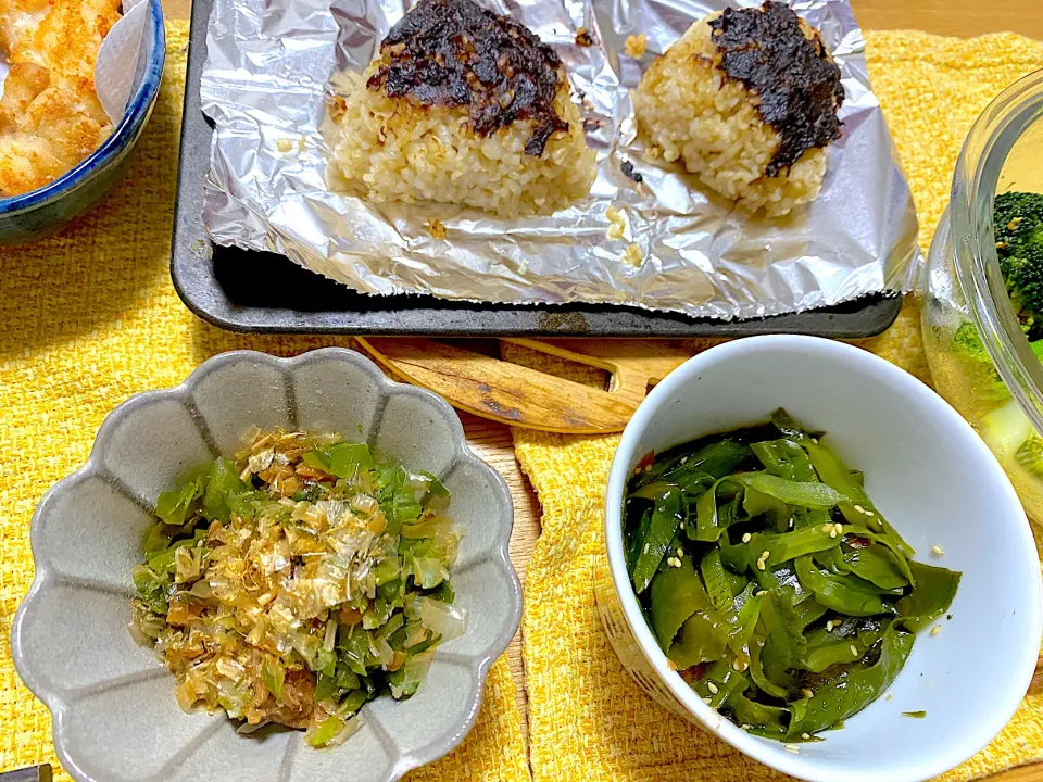 Snapdishの料理写真:自家製ふきみそで焼きおにぎり、生わかめの茎で梅あえ、たたきわかめ|1614さん