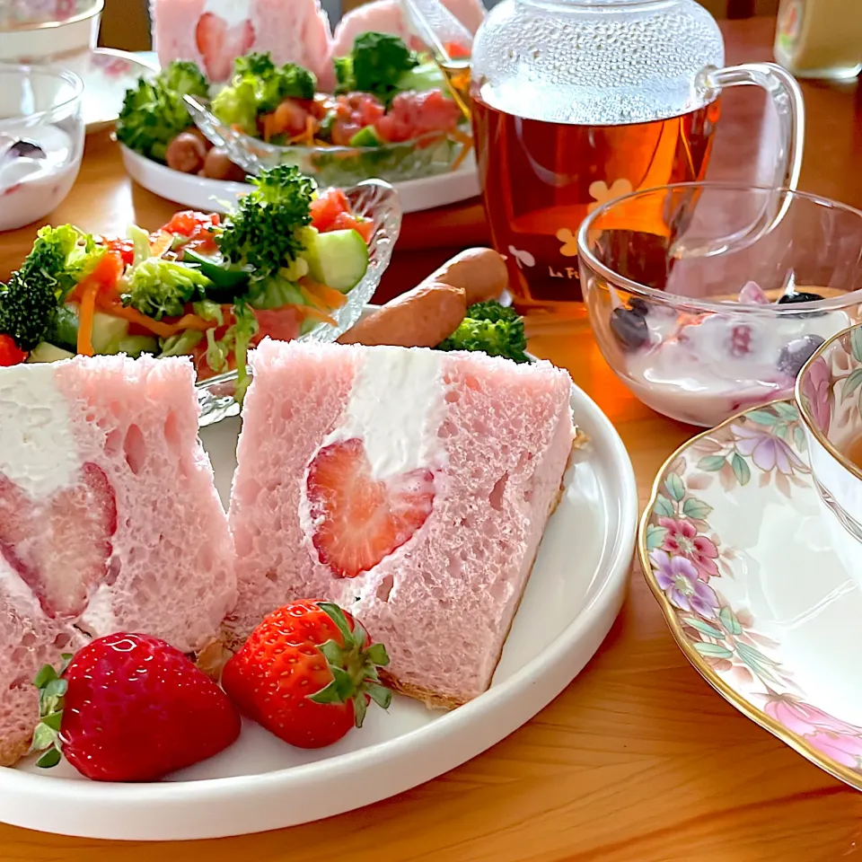 いちご食パンのいちごサンドイッチ🍓🍞|mokoさん