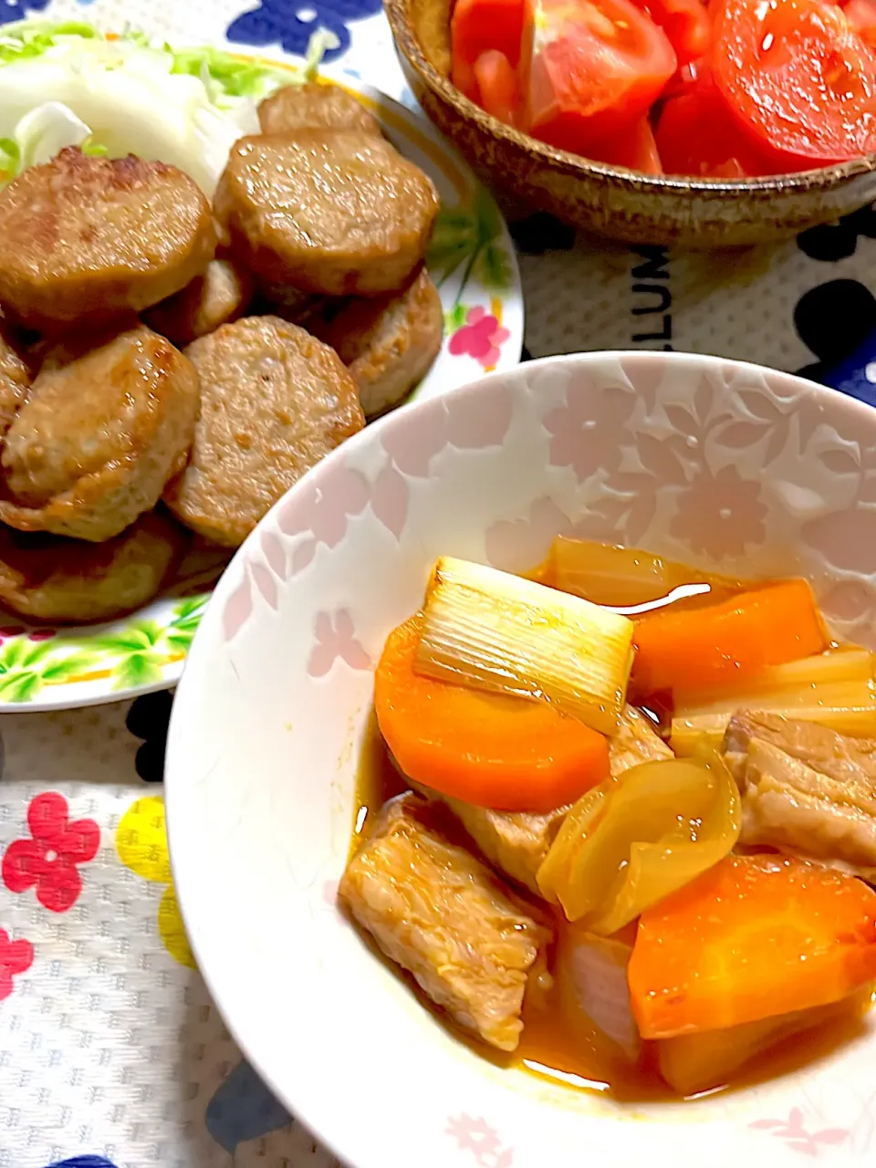 豚バラと野菜のピリ辛煮　ミニハンバーグ　キャベツ　トマト🍅|4jinoanataさん