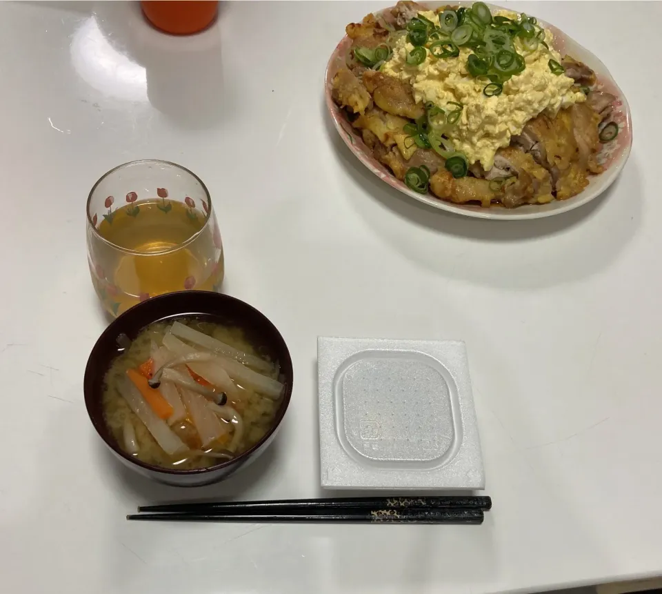 Snapdishの料理写真:あるもんで晩御飯☆チキン南蛮☆みそ汁（大根・人参・しめじ）☆納豆|Saharaさん