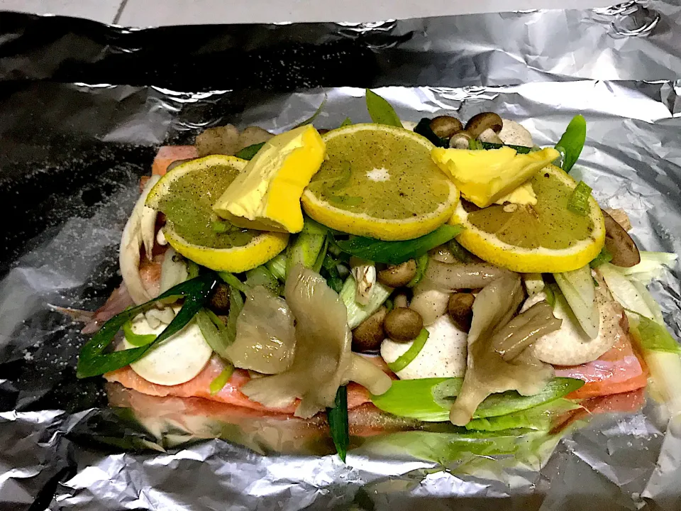 Grilled salmon belly and mushroom with lemon and butter|aiko takagiさん