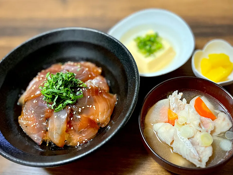 マグロの漬け丼とあら汁|ぽんかんさん