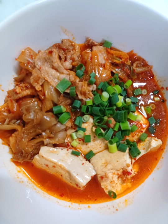 狸の宴シリーズ
今宵の酒肴

[お造り]
鮪の焼き霜造り
狸特製 漬けタレ

[鍋物]
スンドゥブチゲ(豚肉&浅蜊入り)
狸特製 スープ
(ユウキ社のタテギを一部使用)


皆様に乾杯‼️
🍺￠(・∀・)っ🍶